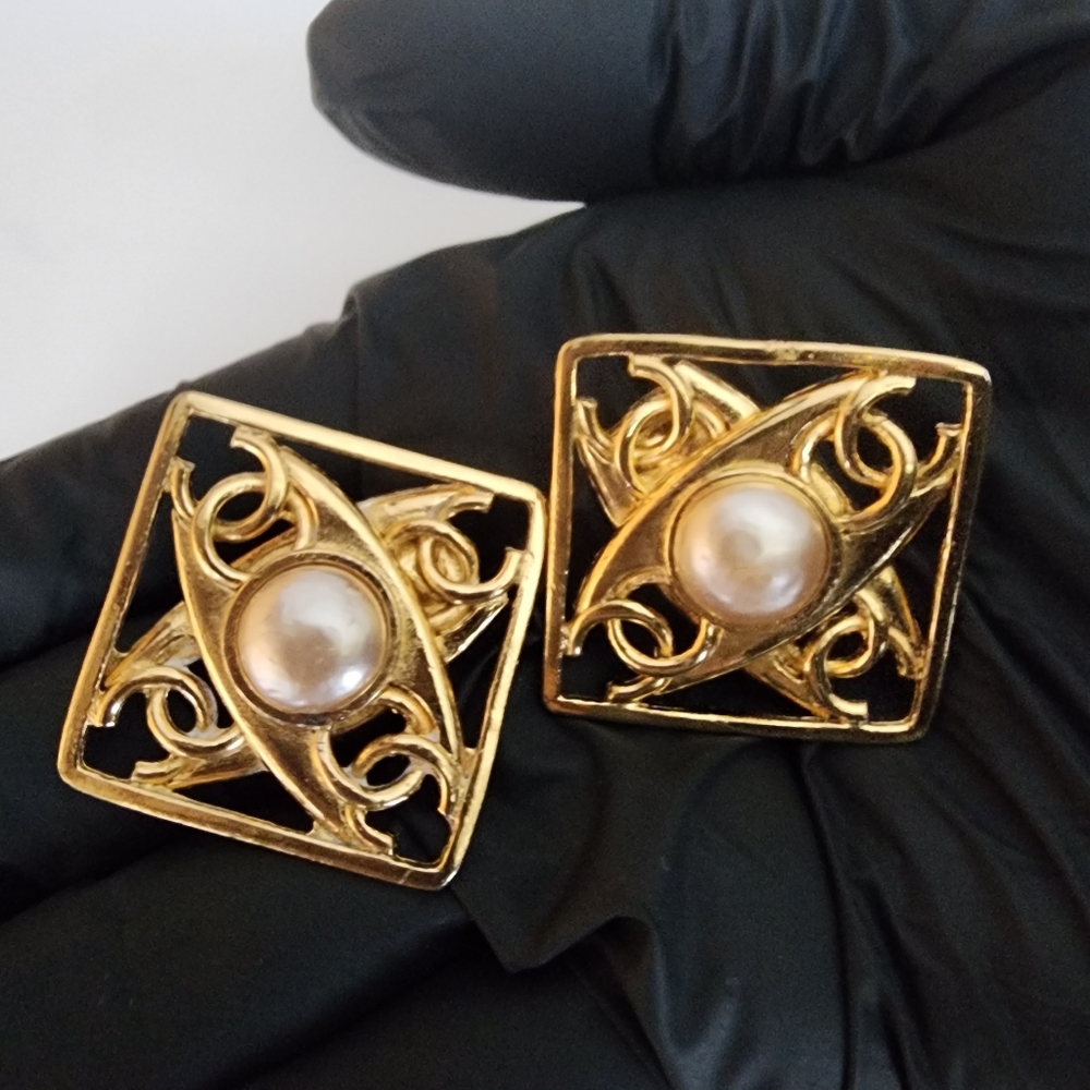 CHANEL Early 90's 4 CC COCO Square With Pearls Earrings - Picture 11 of 11